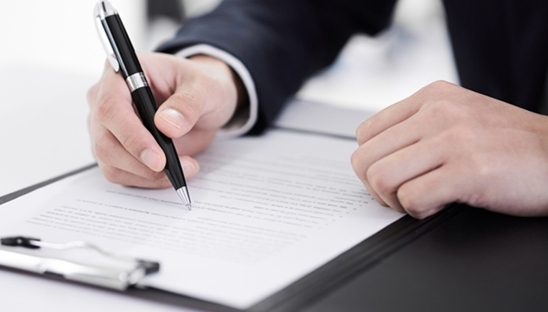 講習の申込書に記入する様子