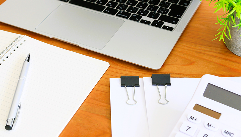 助成金に関する資料と電卓